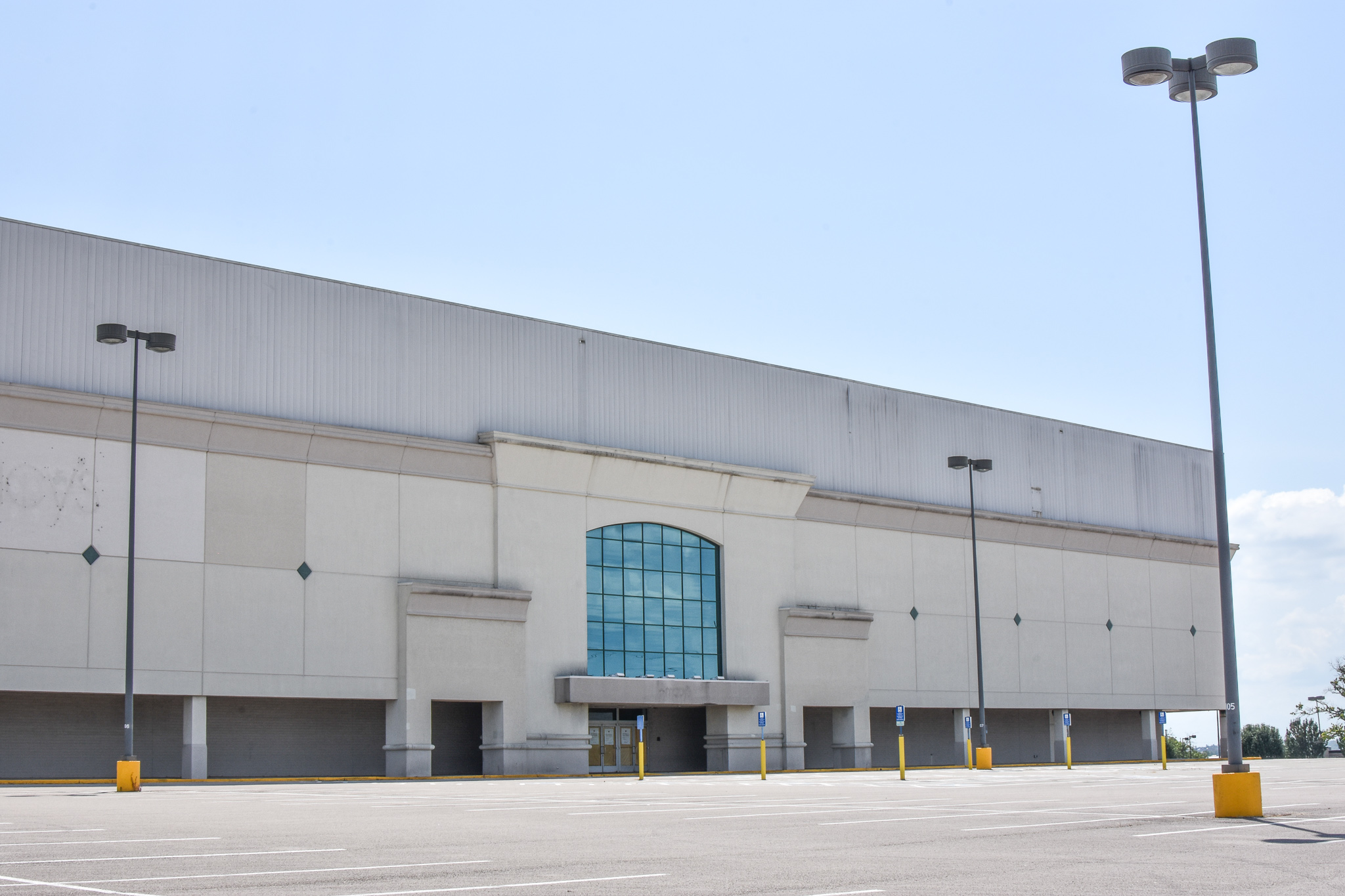 commercial building for lease near me showing outside of 1000 riverport rd. building.