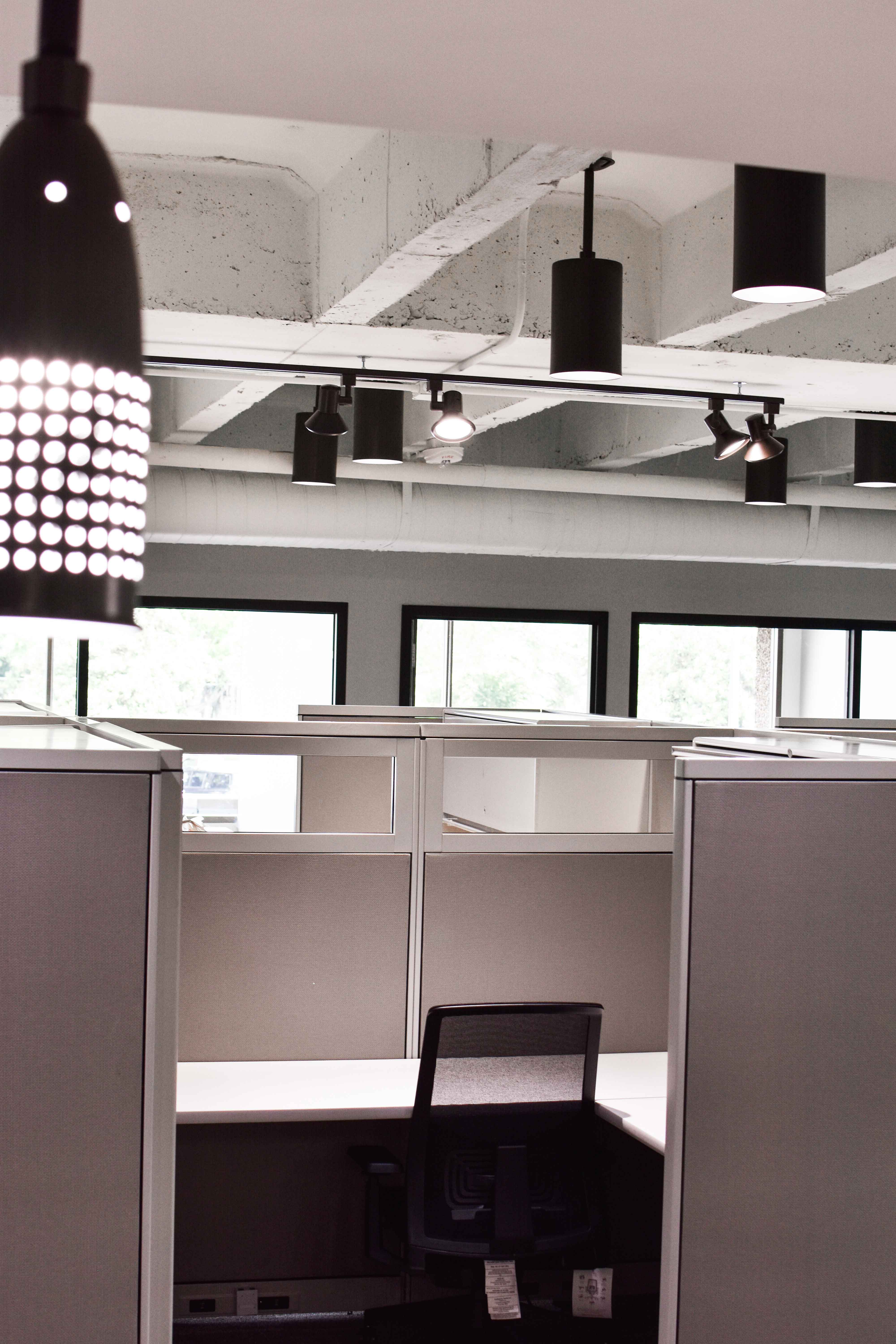 office space for rent previewing desk and chair cubical in uptain building.